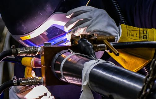 Welding of a high voltage cable during an offshore service installation