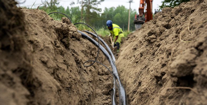 Installation personal laying AX-PRO medium voltage cable in the ground