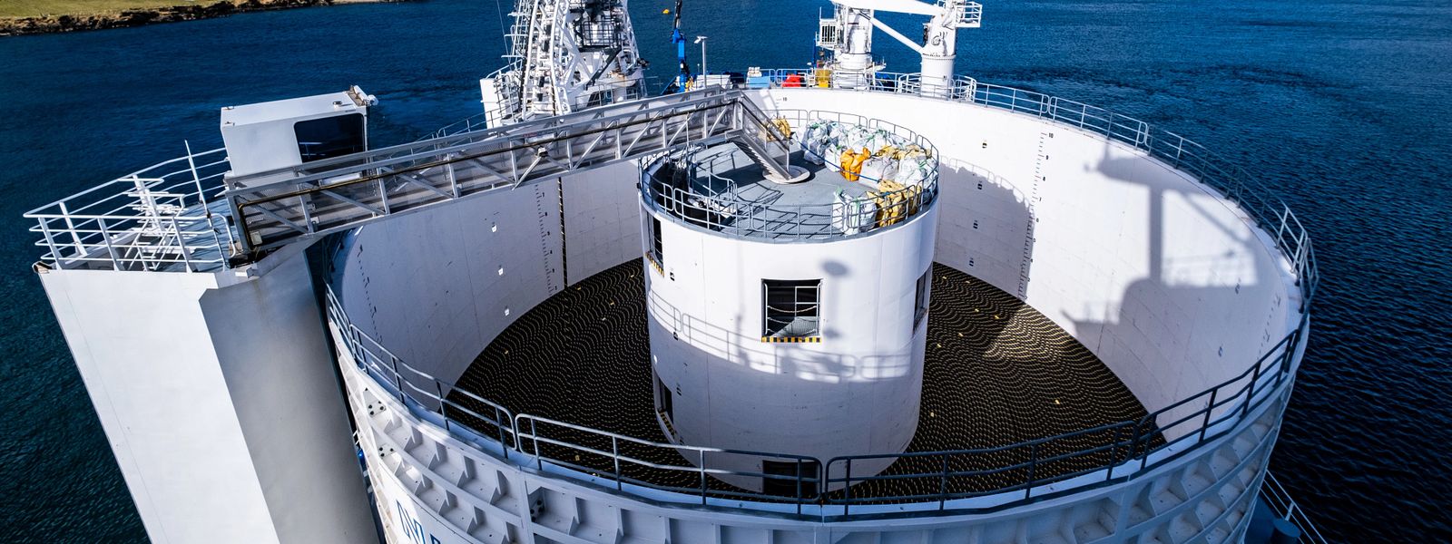 NKT-HV-Offshore-Shetland pull-in_installation_offshore 7.jpg